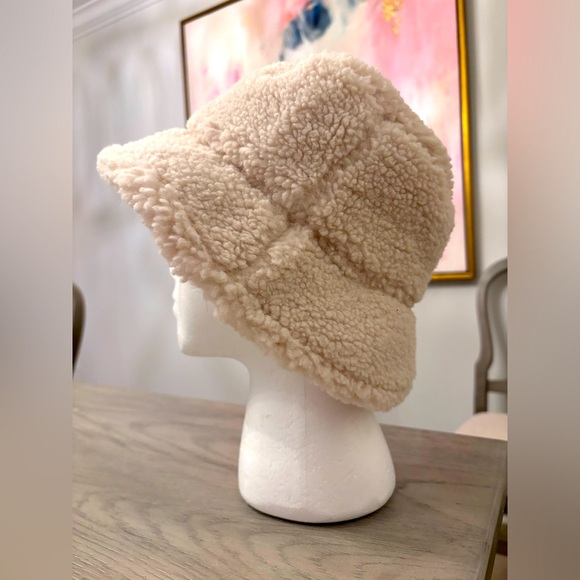 Abercrombie Cream Fleece Bucket Hat - Picture 2 of 4